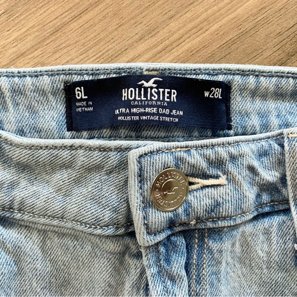 Hollister Light wash dad jeans high rise. Size 6 long. Excellent condition - Picture 2 of 3
